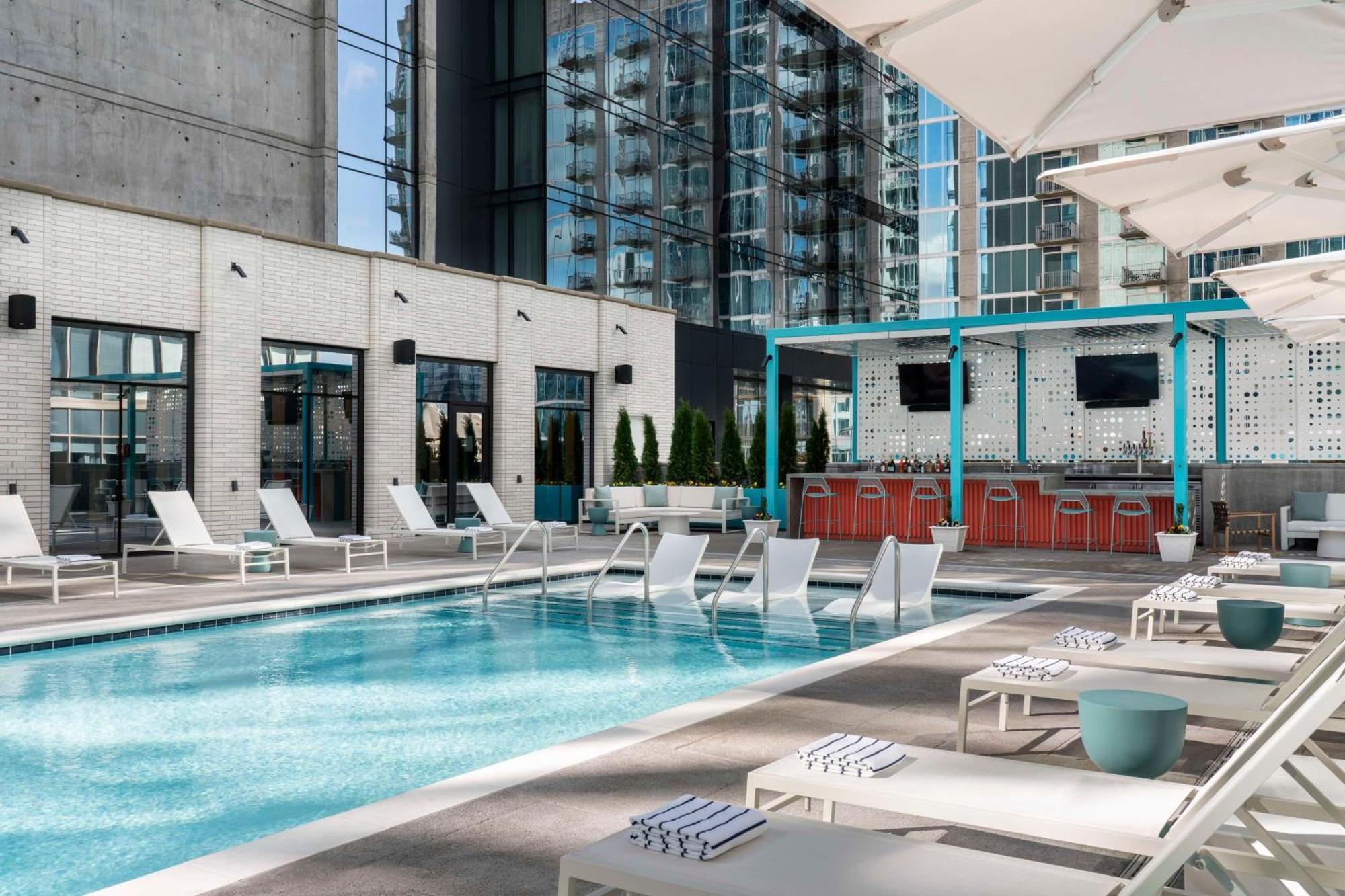 Hyatt Centric Downtown Nashville Exteriér fotografie The rooftop pool at the Westin