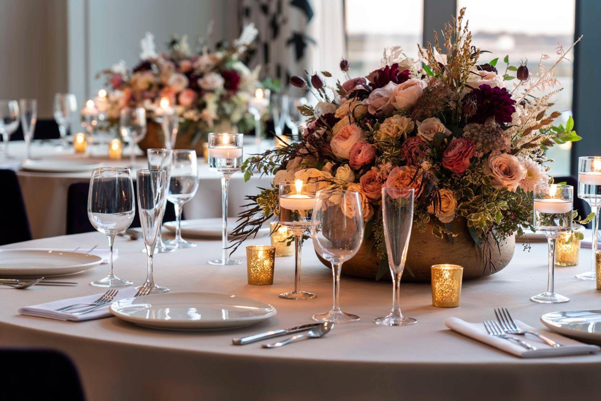Hyatt Centric Downtown Nashville Exteriér fotografie A table set for a formal dinner